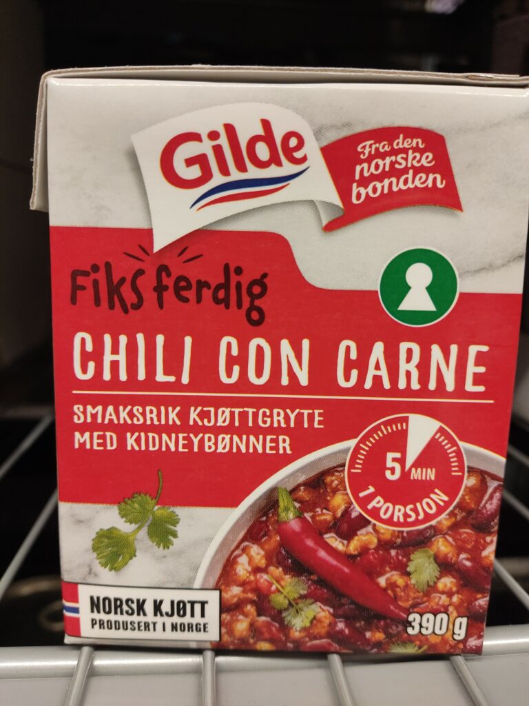 A tetra-pak of chili con carne, withe the norwegian label 'fiksferdig'.